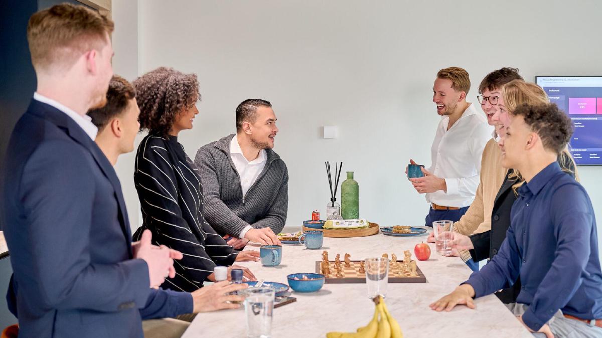 Team van Focus Engineering samen aan tafel in gesprek op kantoor