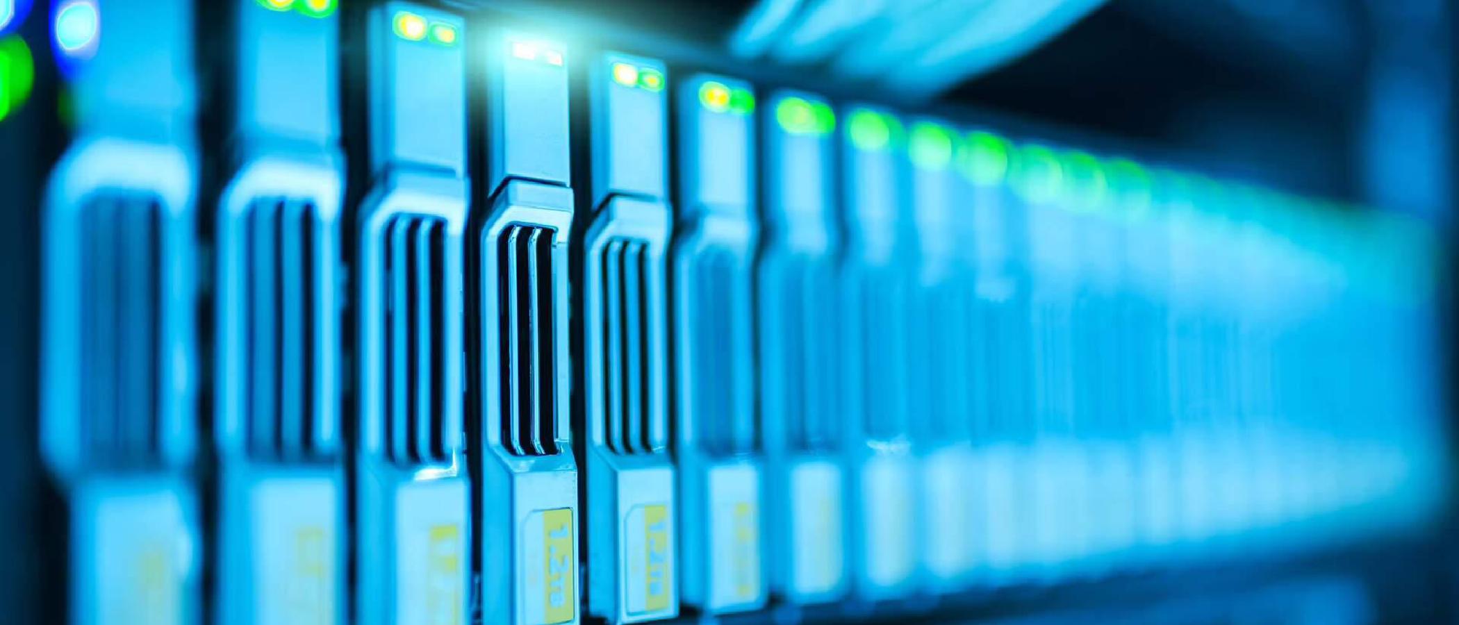 Rij serverkasten in een datacenter, verlicht in blauw licht