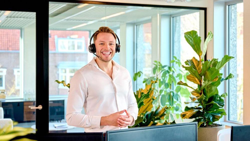Consultant van Focus Engineering met headset op kantoor