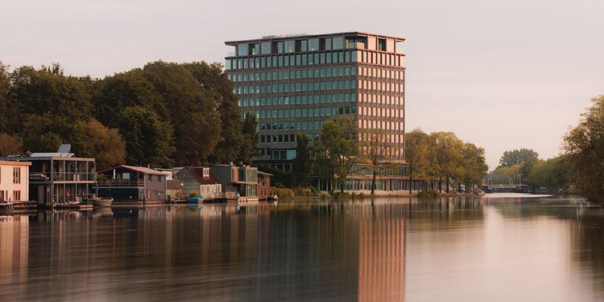Staal-Kade aan de Schinkel in Amsterdam, het kantoorgebouw van Focus Engineering gezien vanaf het water