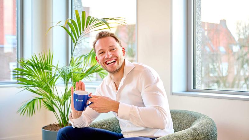 Collega's van Focus Engineering aan het werk op kantoor